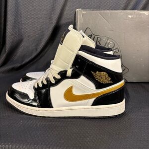 Nike Air Jordan 1 Mid SE